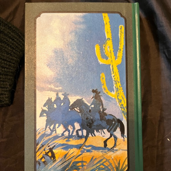 Shelf Display Books - Picture 11 of 16